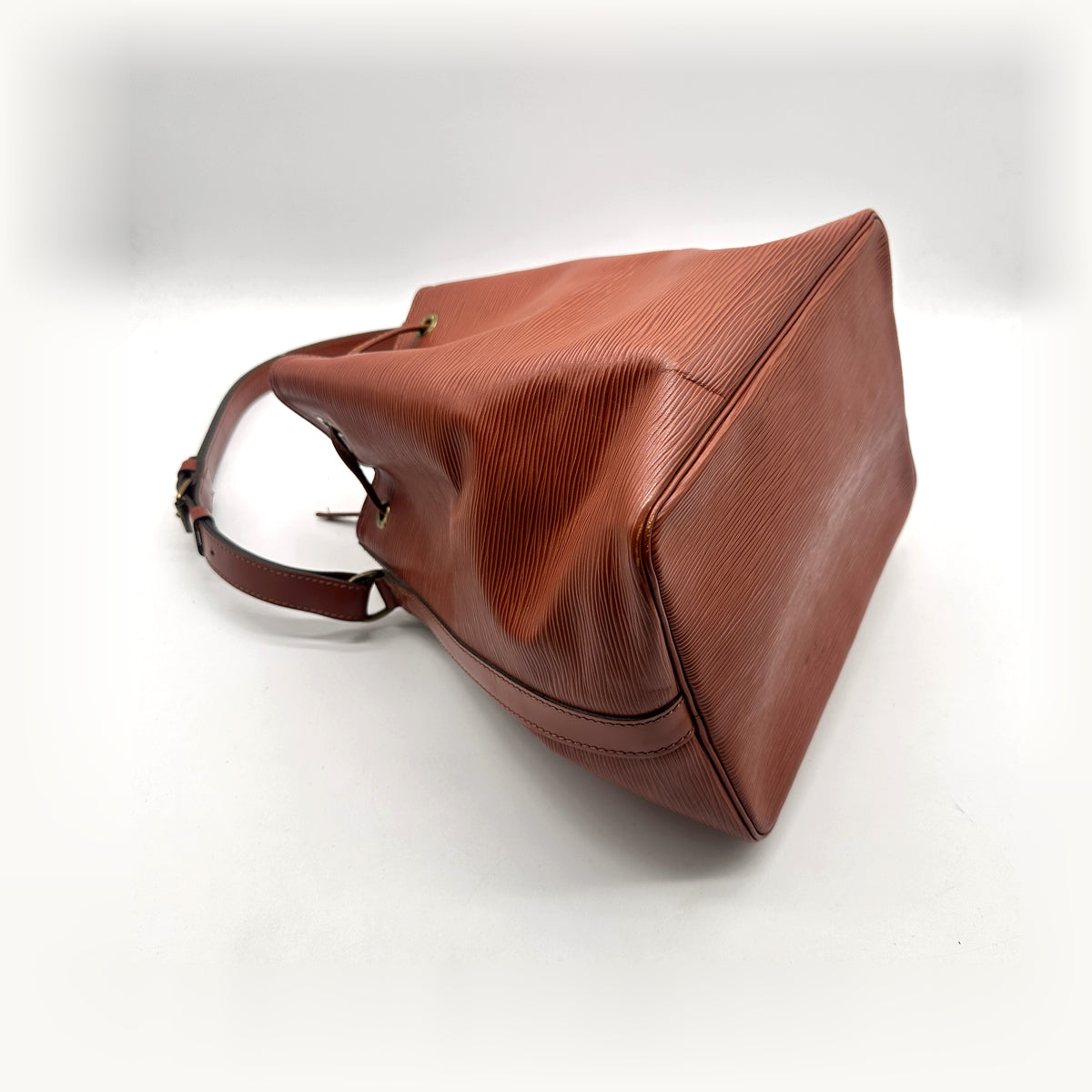 Louis Vuitton Noé Cuir Épi Marron - vue en angle opposé, fond du seau