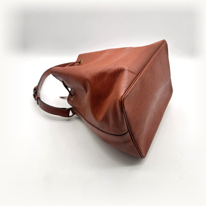 Louis Vuitton Noé Cuir Épi Marron - vue en angle opposé, fond du seau