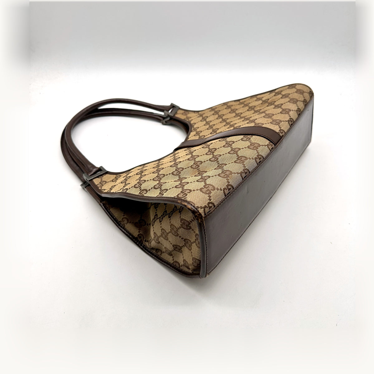 Gucci Jackie Toile GG Beige - vue en angle opposé, anse relevée