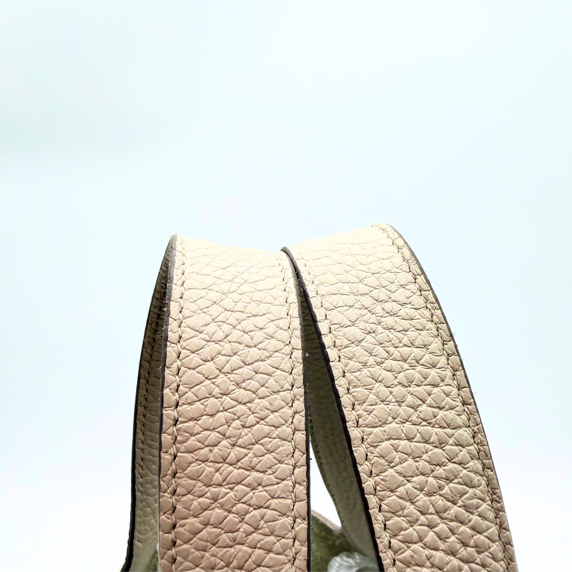 Hermès Picotin 18 cuir grainé crème - détail des anses et de leur tranche