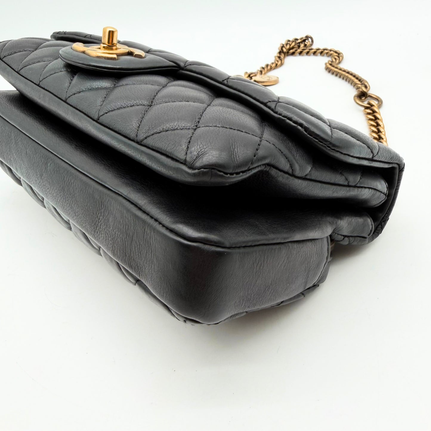 Chanel Sac à rabat matelassé cuir d'agneau - trois quarts dessus avec fermoir