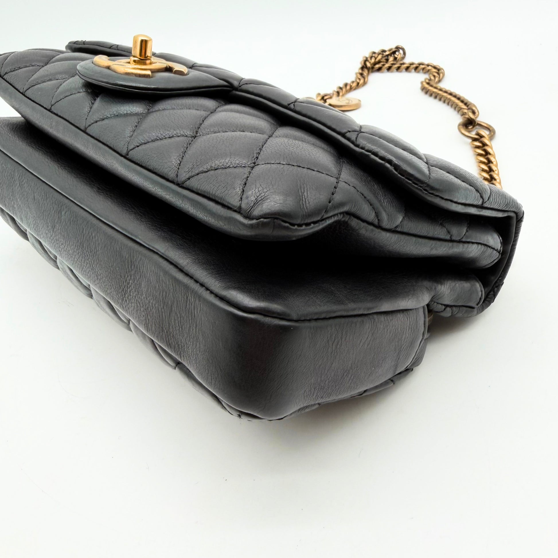 Chanel Sac à rabat matelassé cuir d'agneau - trois quarts dessus avec fermoir