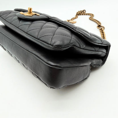 Chanel Sac à rabat matelassé cuir d'agneau - trois quarts dessus avec fermoir