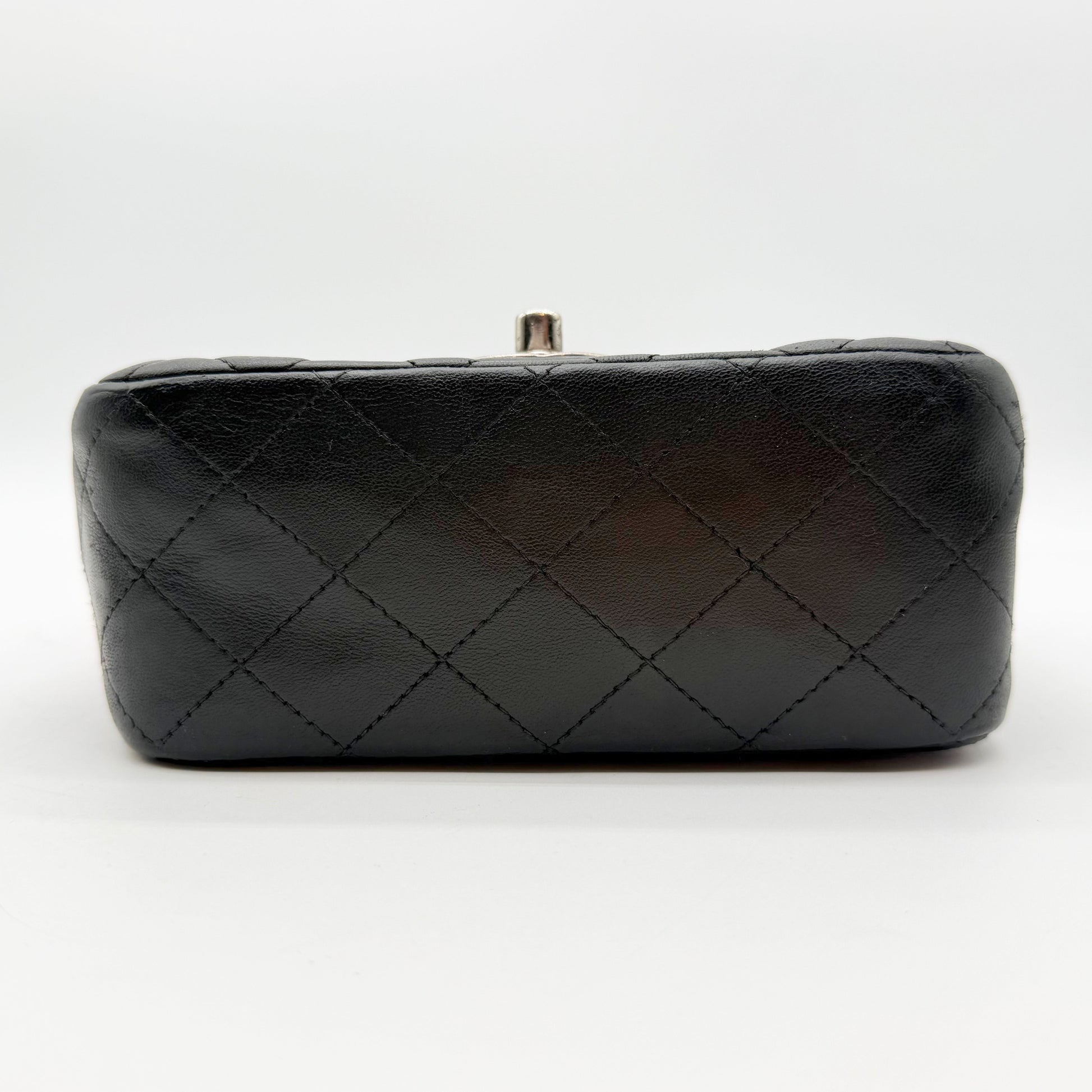 Chanel Mini Timeless carre 17 cuir agneau noir - dessous du sac
