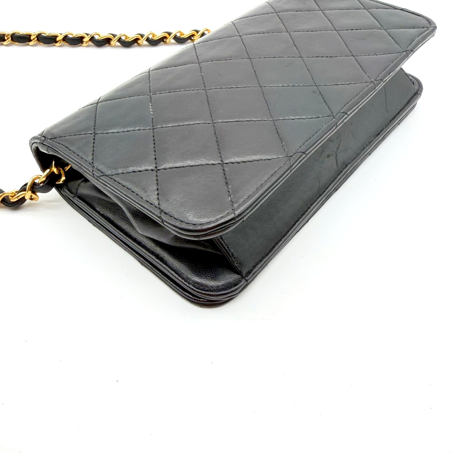 Chanel Wallet on Chain cuir d'agneau matelassé noir - base et angles, trois-quarts arrière plongeant