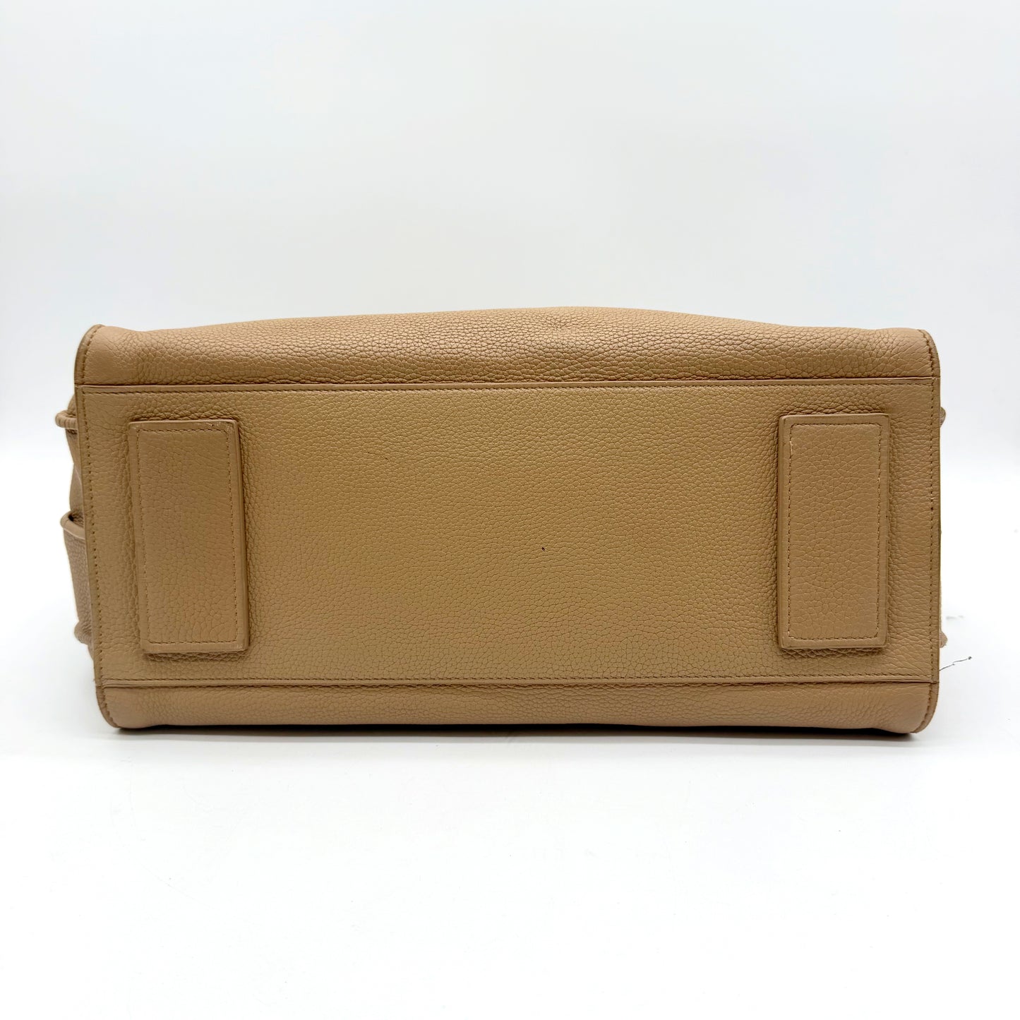 Saint Laurent Sac de Jour cuir grainé beige - base du sac et angles