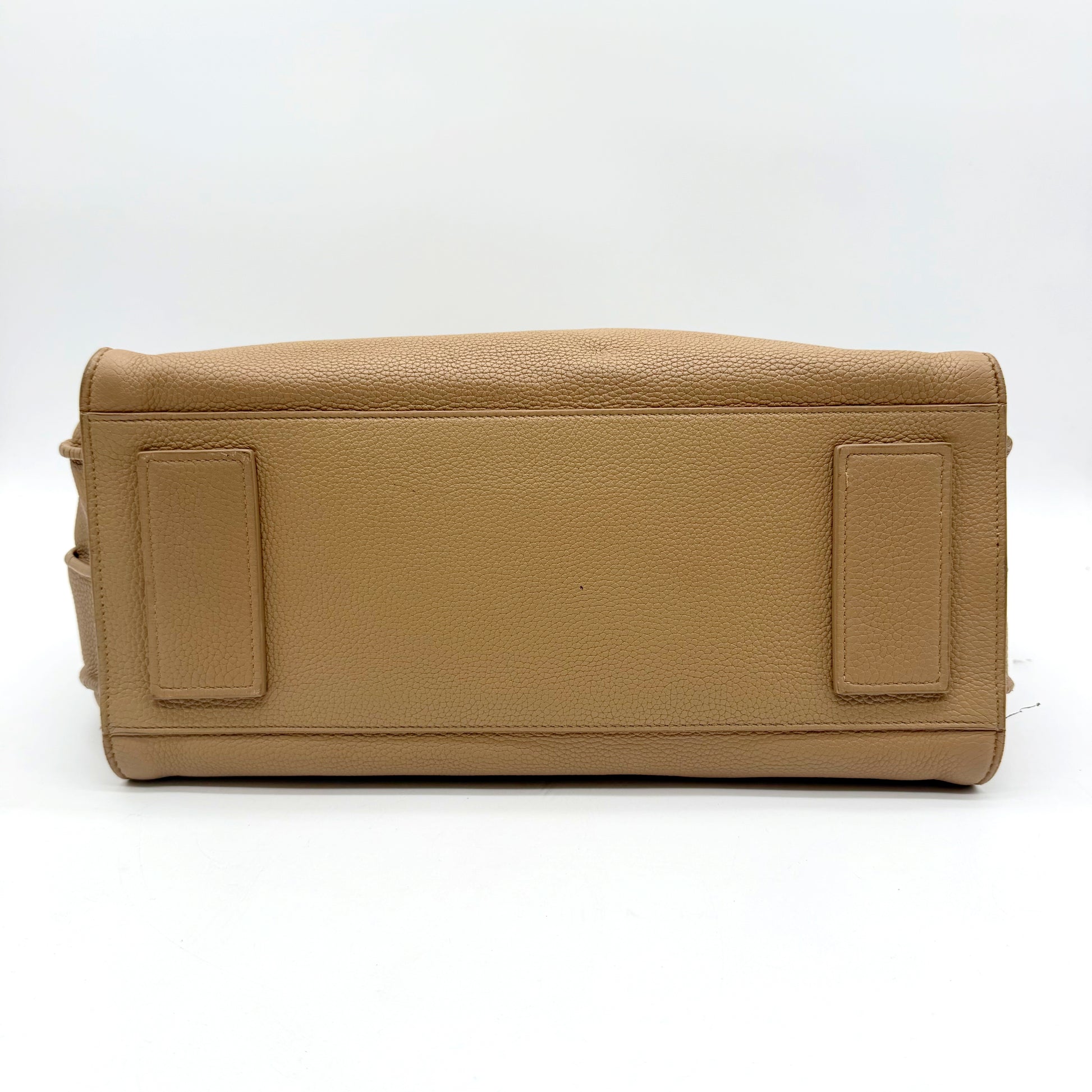 Saint Laurent Sac de Jour cuir grainé beige - base du sac et angles