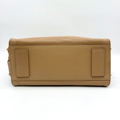 Saint Laurent Sac de Jour cuir grainé beige - base du sac et angles