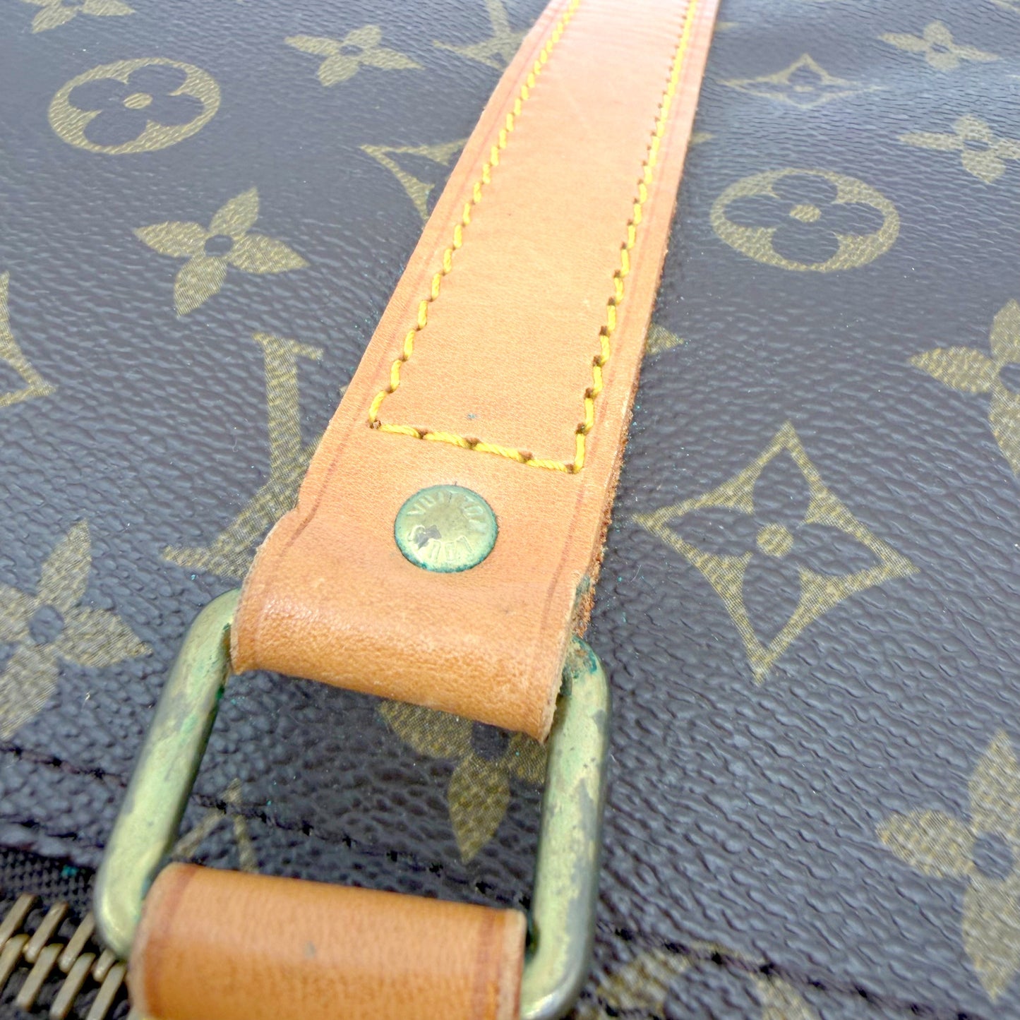 Louis Vuitton Keepall 55 Monogram - detail attache anse, oxydation verte du rivet et de l anneau