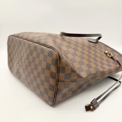 Louis Vuitton Neverfull MM toile Damier Ebene - vue trois quarts sur le fond et l'arete inferieure