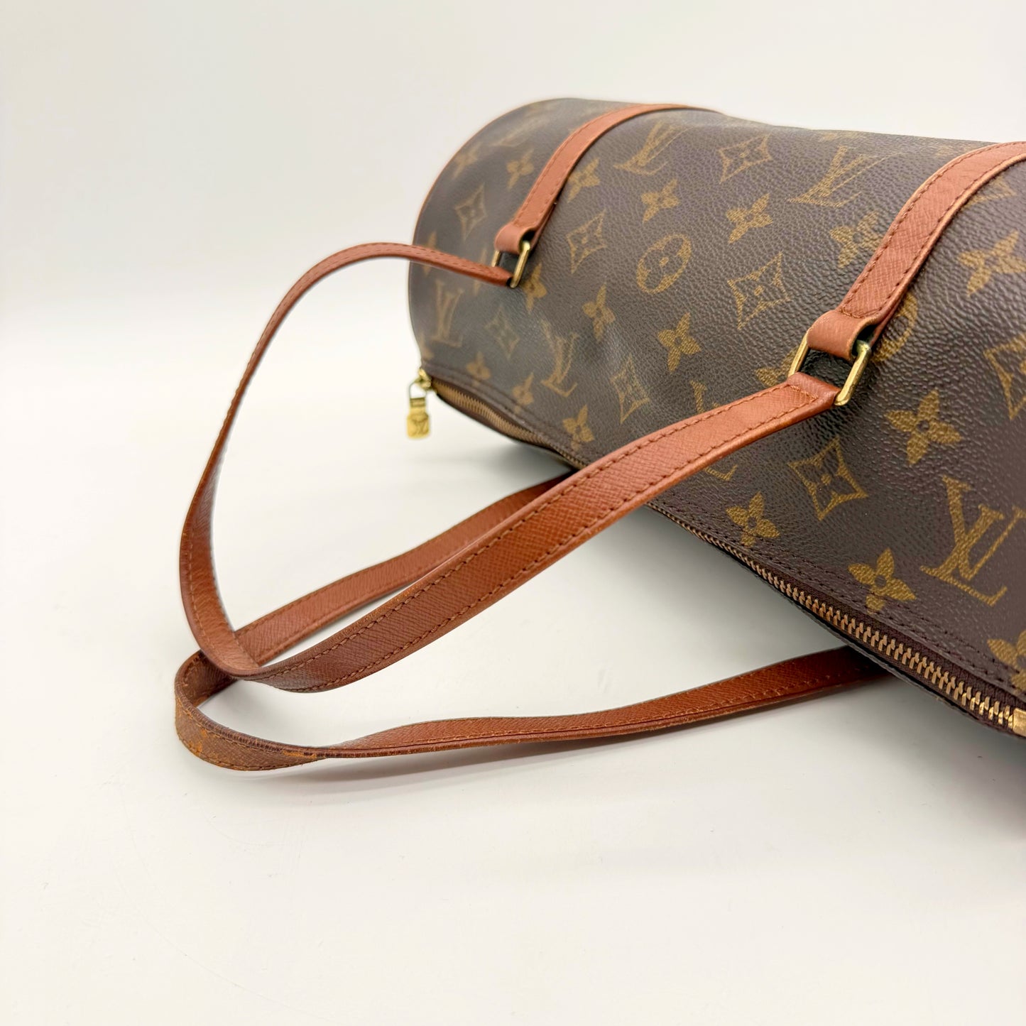 Louis Vuitton Papillon 30, détail de la fermeture zippée et des attaches dorées