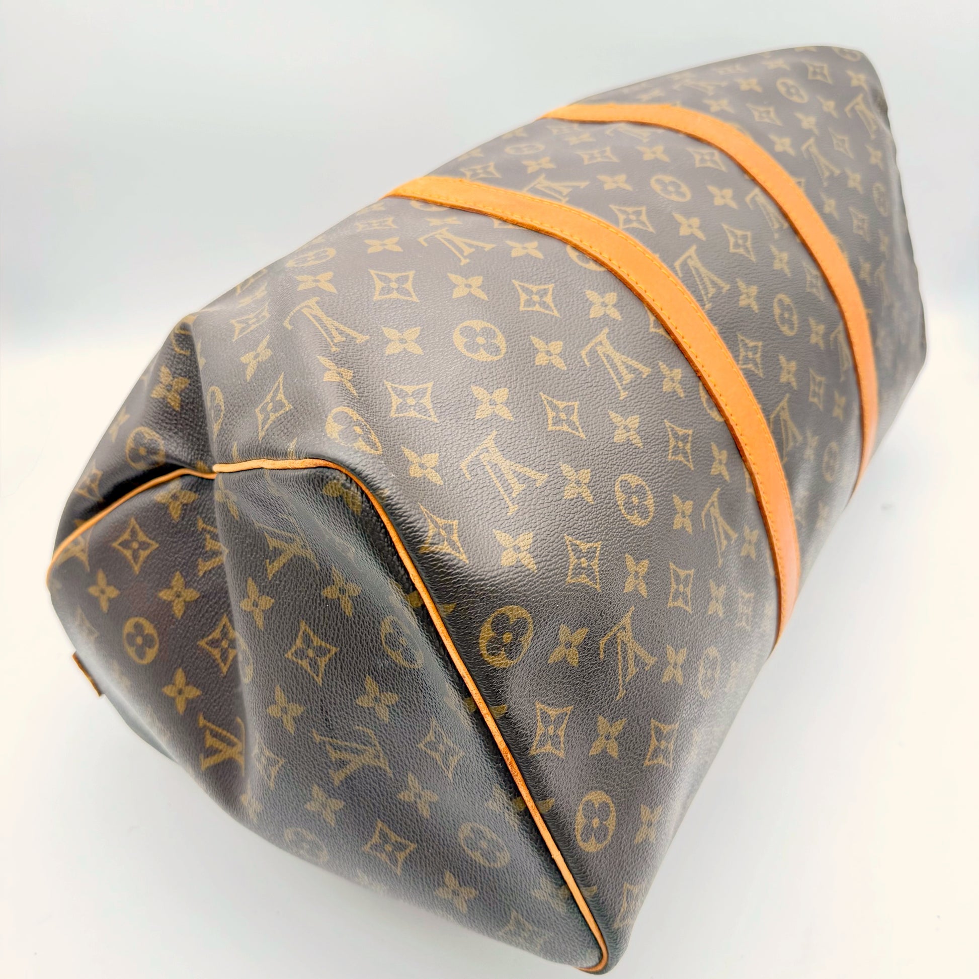 Louis Vuitton Keepall 50 toile Monogram - vue trois quarts, dessus et flanc