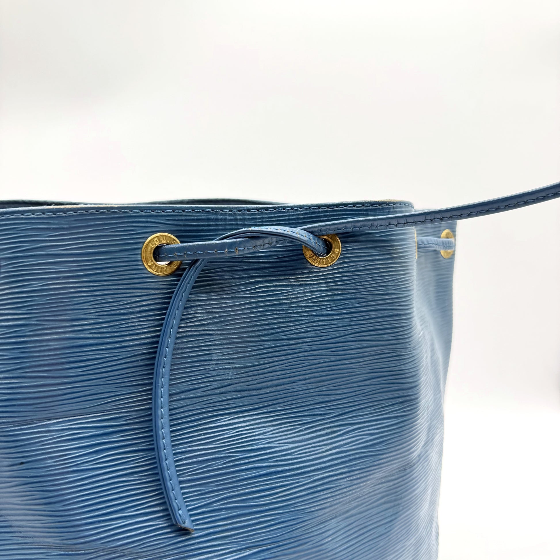 Louis Vuitton Petit Noé cuir Épi bleu - œillets et cordon de serrage vus de près