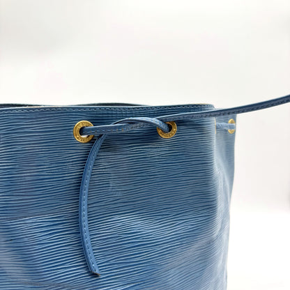 Louis Vuitton Petit Noé cuir Épi bleu - œillets et cordon de serrage vus de près