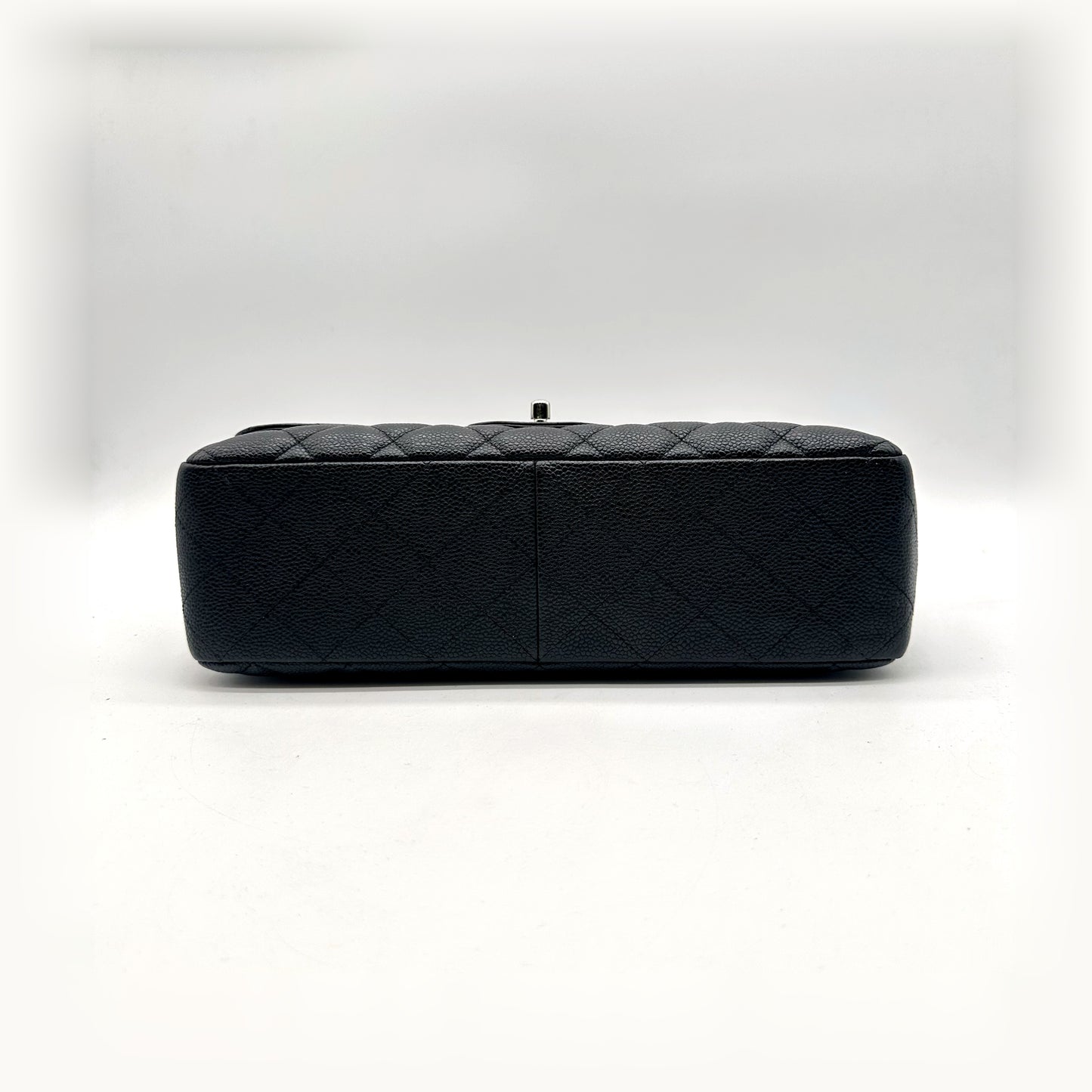Chanel Timeless 30 cm Cuir Caviar Noir - vue du dessous, base du sac