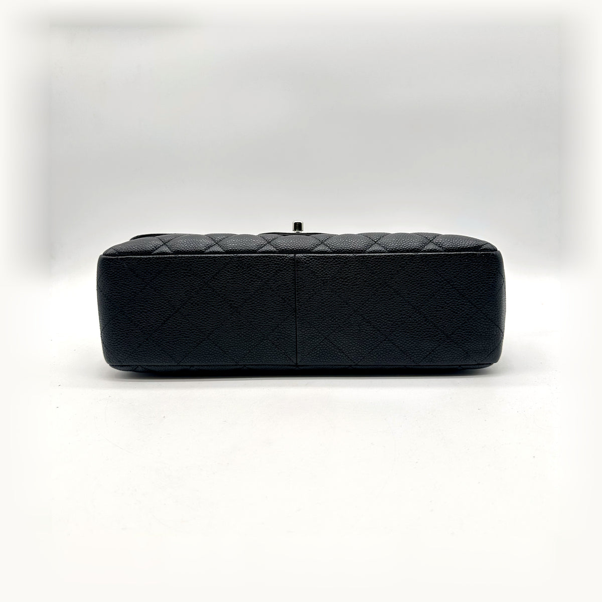 Chanel Timeless 30 cm Cuir Caviar Noir - vue du dessous, base du sac