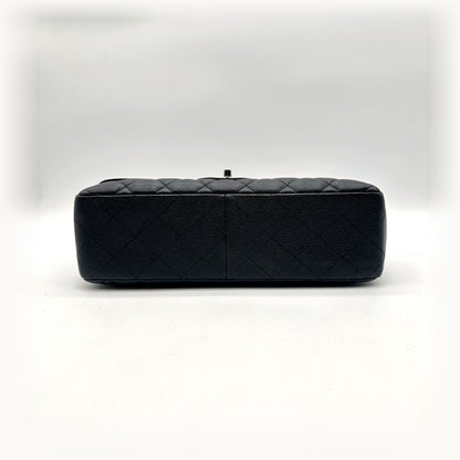 Chanel Timeless 30 cm Cuir Caviar Noir - vue du dessous, base du sac