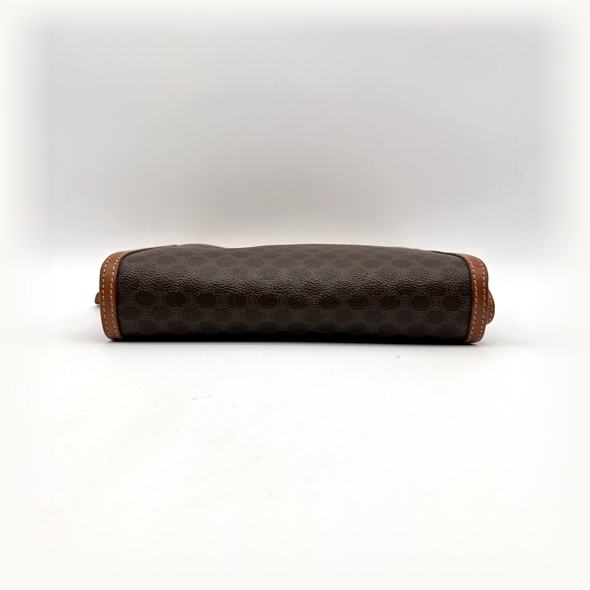 Céline Pochette Toile Macadam - vue de la tranche, pochette couchée