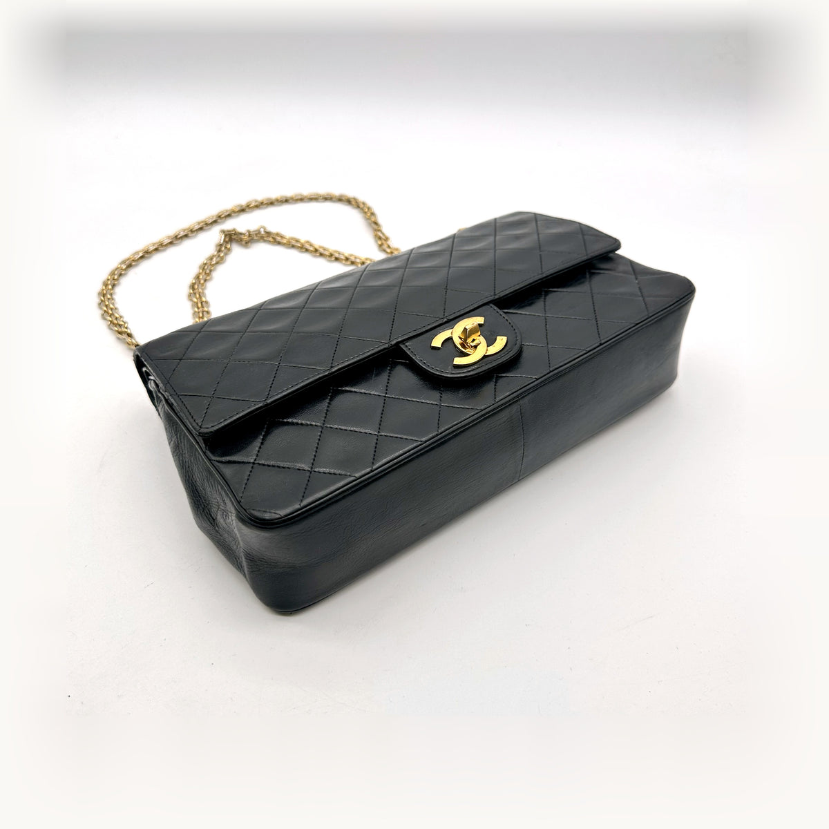 Chanel Timeless 25 cm Cuir d'agneau Noir - vue de trois quarts avec la chaîne relevée