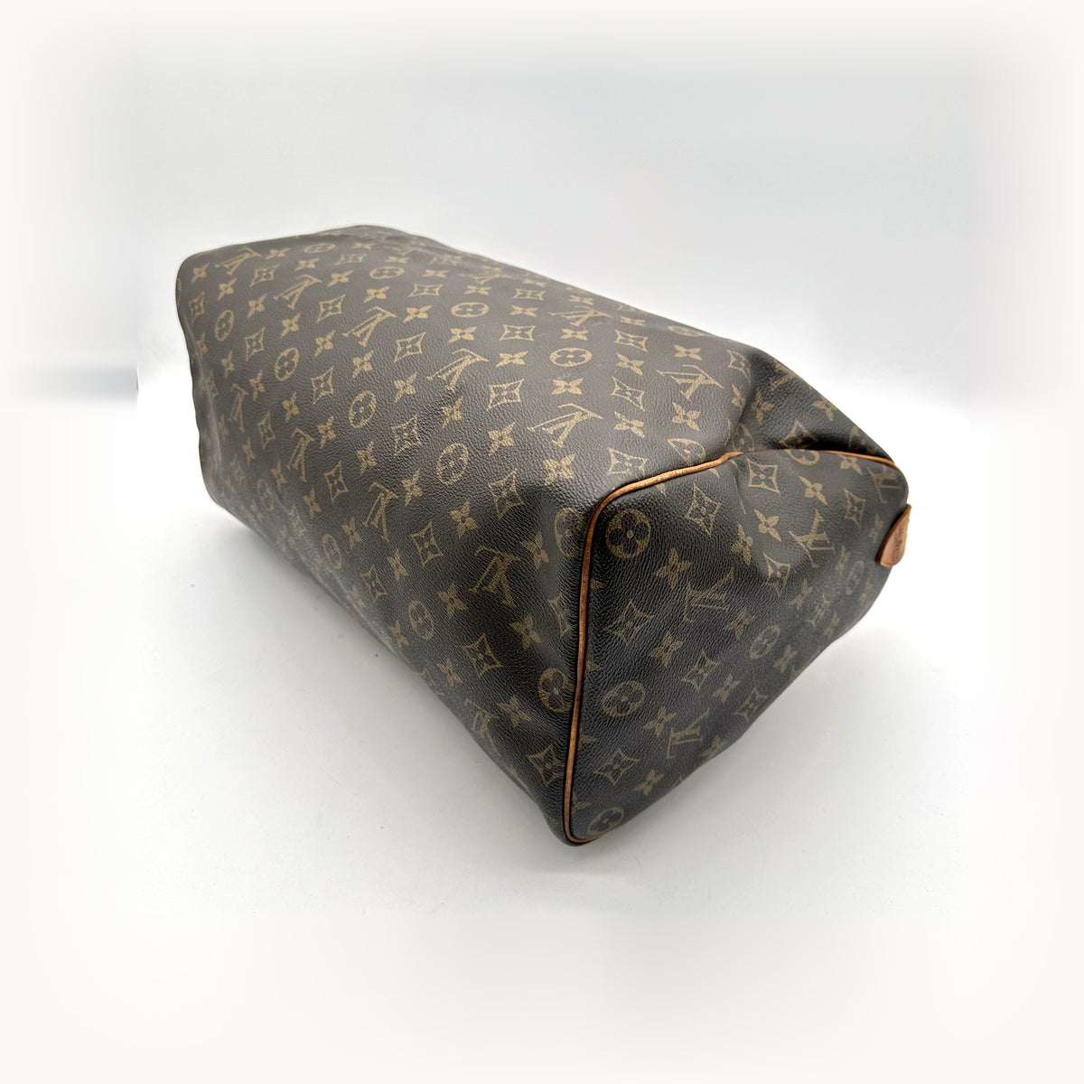 Louis Vuitton Speedy 40 Toile Monogram - vue du dessous en angle opposé