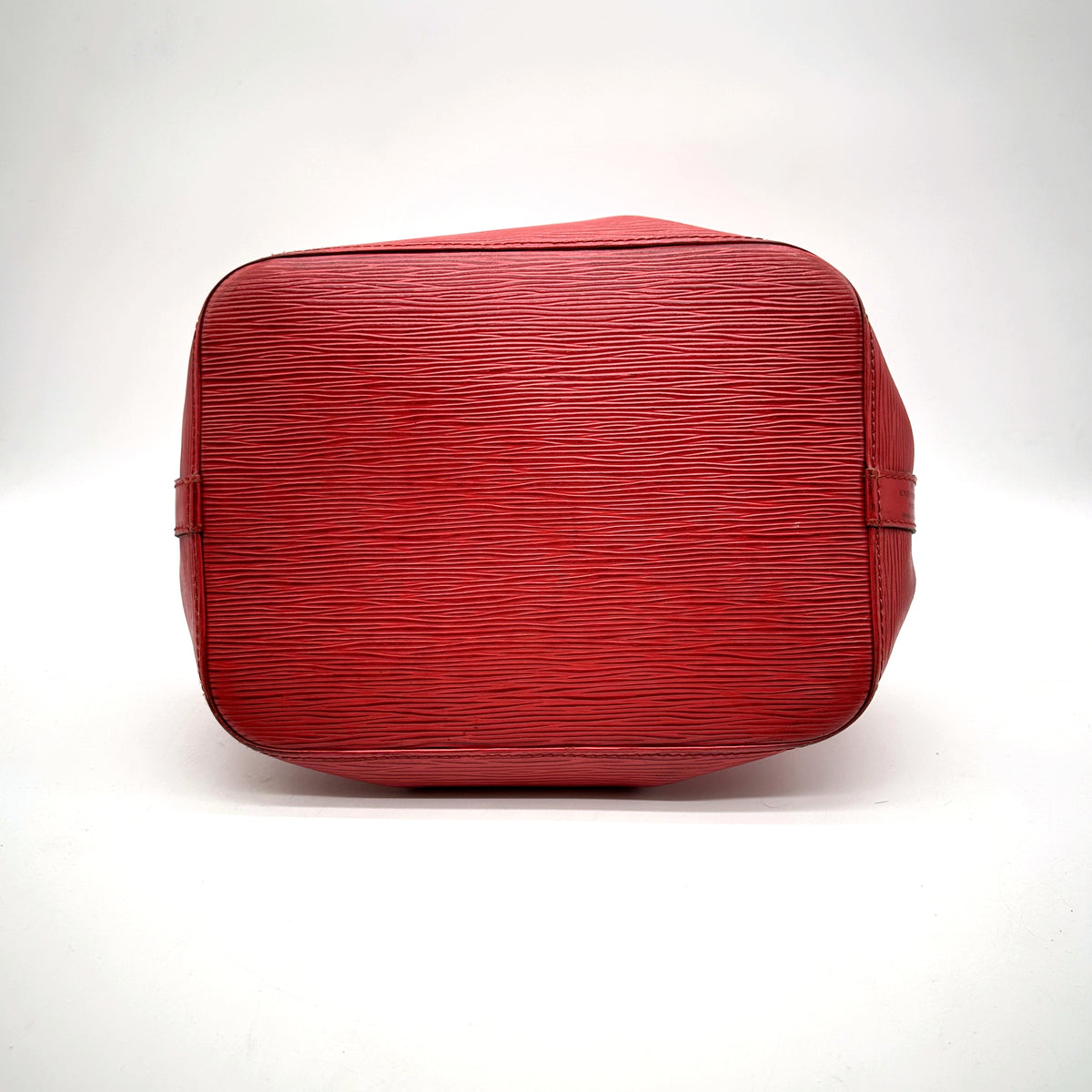 Louis Vuitton Petit Noé Cuir Épi Rouge - vue du dessous, fond du sac