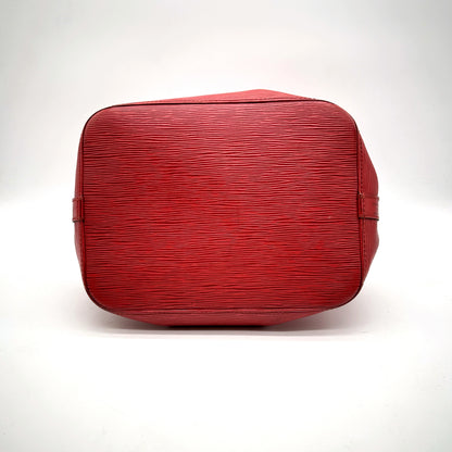 Louis Vuitton Petit Noé Cuir Épi Rouge - vue du dessous, fond du sac
