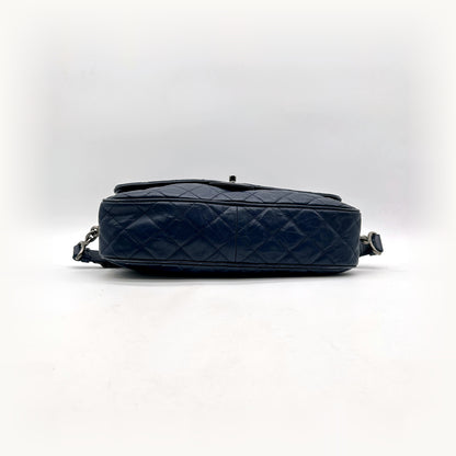 Chanel Matelassé Cuir Bleu Marine - vue de la tranche, base du sac