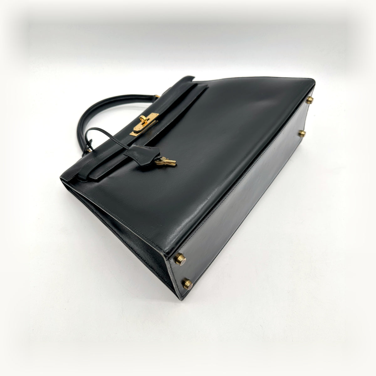 Hermès Kelly 32 Cuir Box Calf Noir - vue de trois quarts, anse relevée