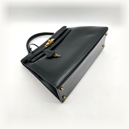 Hermès Kelly 32 Cuir Box Calf Noir - vue de trois quarts, anse relevée