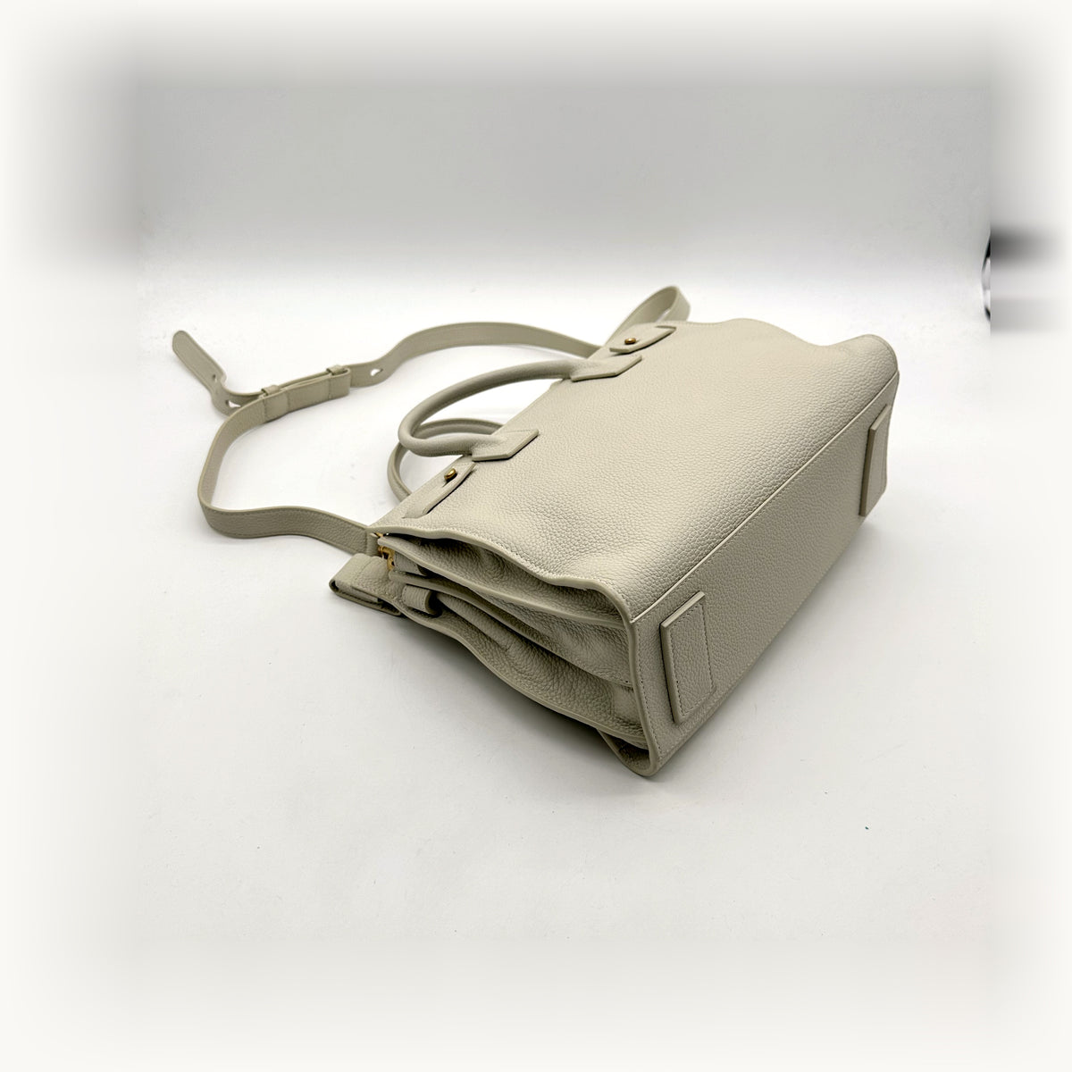 Saint Laurent Sac de Jour Baby Cuir Grainé Blanc Cassé - vue du dessous en angle