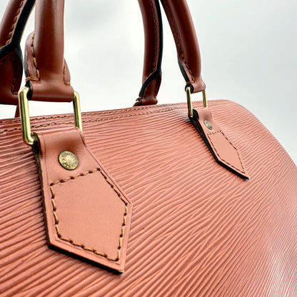 Louis Vuitton Speedy 35 Cuir Épi Terracotta - détail des anses et de leurs attaches