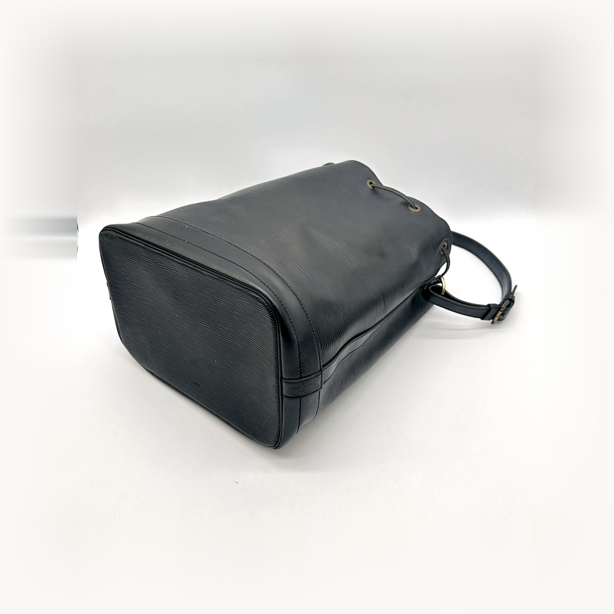 Louis Vuitton Noé Cuir Épi Noir - vue du dessous en angle opposé