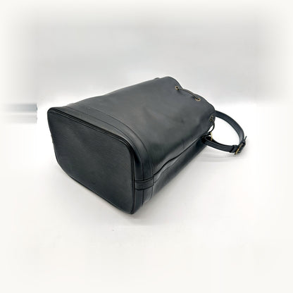 Louis Vuitton Noé Cuir Épi Noir - vue du dessous en angle opposé