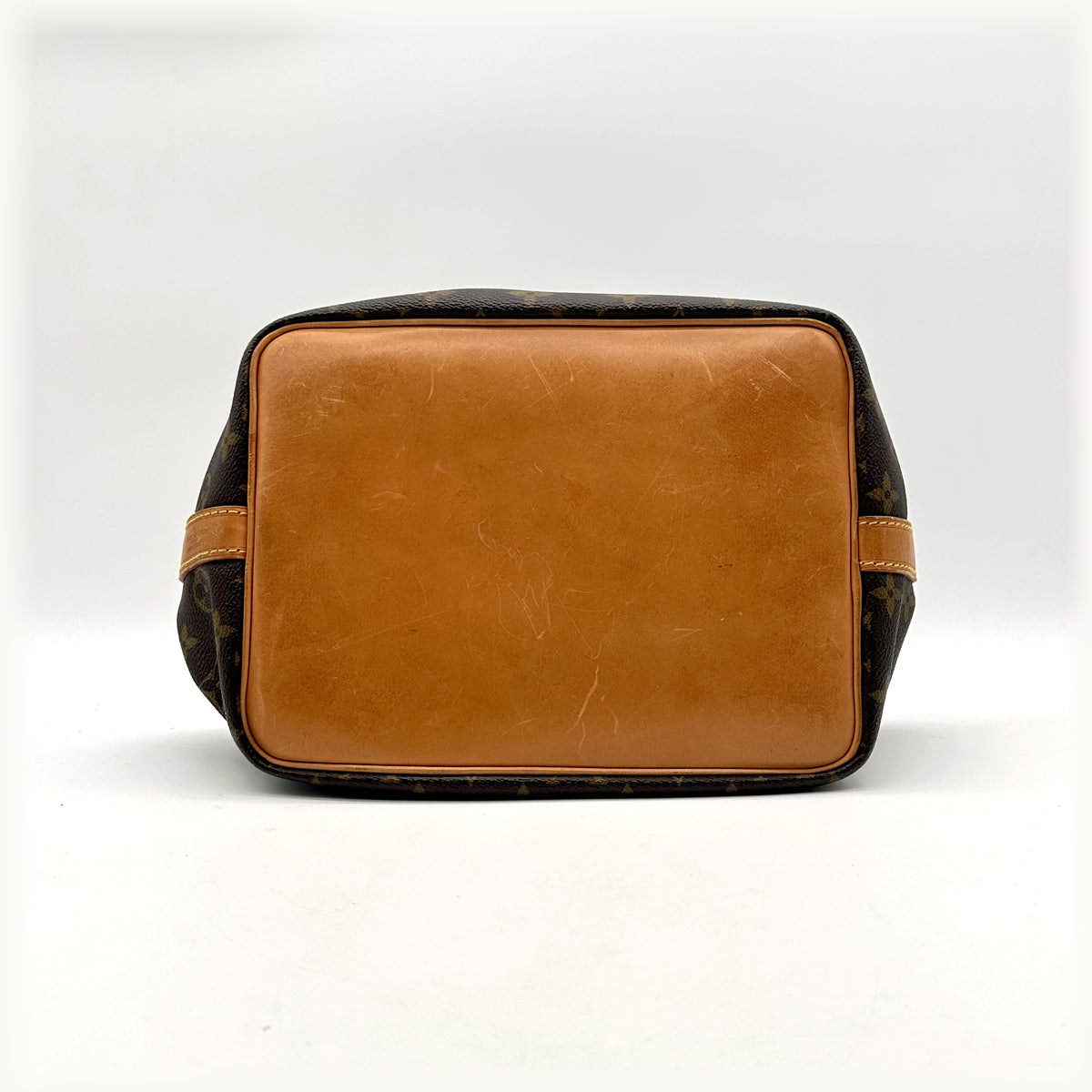 Louis Vuitton Petit Noé Toile Monogram - vue du dessous, fond en cuir naturel