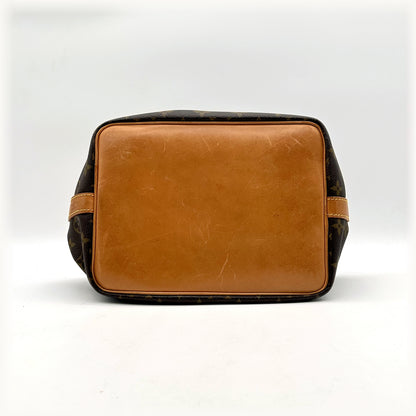 Louis Vuitton Petit Noé Toile Monogram - vue du dessous, fond en cuir naturel