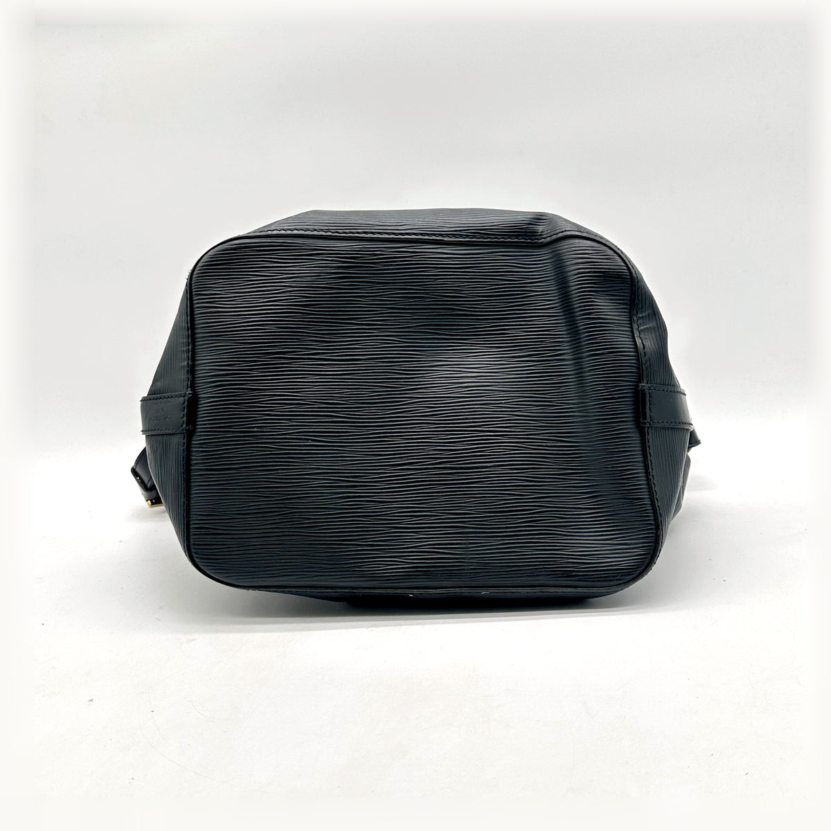 Louis Vuitton Petit Noé Cuir Épi Noir - vue du dessous, fond du sac