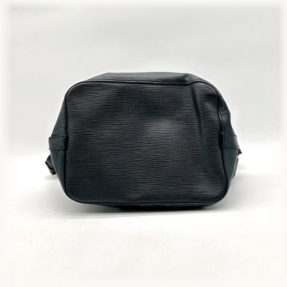 Louis Vuitton Petit Noé Cuir Épi Noir - vue du dessous, fond du sac