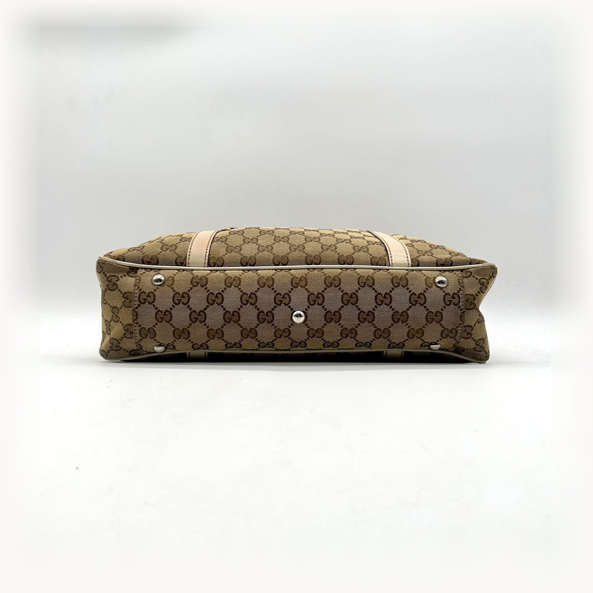 Gucci Cabas Toile GG Beige - vue de la tranche, sac posé à plat