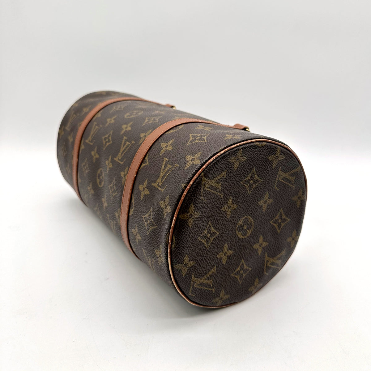 Louis Vuitton Papillon 30 Toile Monogram - vue en angle, sac couché