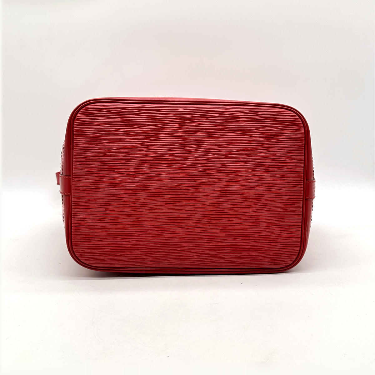 Louis Vuitton Noé Cuir Épi Rouge - vue du dessous, fond du sac
