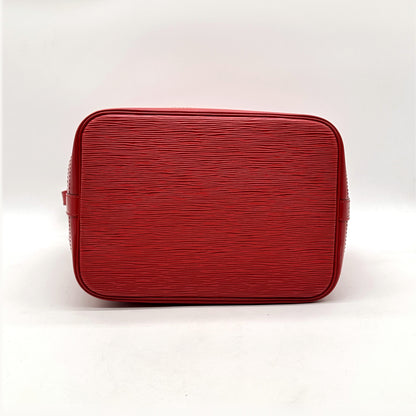 Louis Vuitton Noé Cuir Épi Rouge - vue du dessous, fond du sac