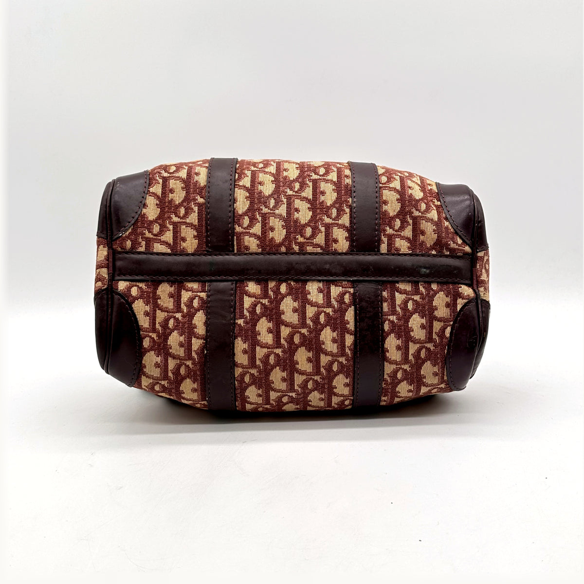 Dior Boston Toile Trotter Rouge - vue du dessous, croisillon de cuir