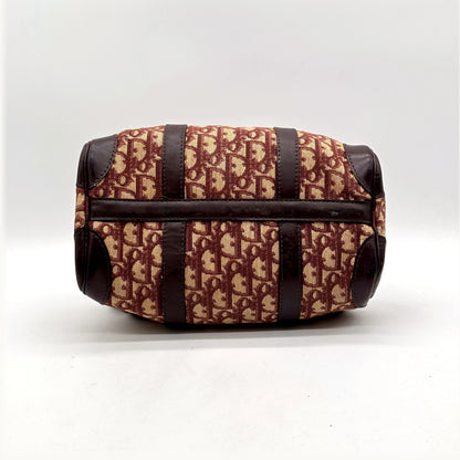 Dior Boston Toile Trotter Rouge - vue du dessous, croisillon de cuir