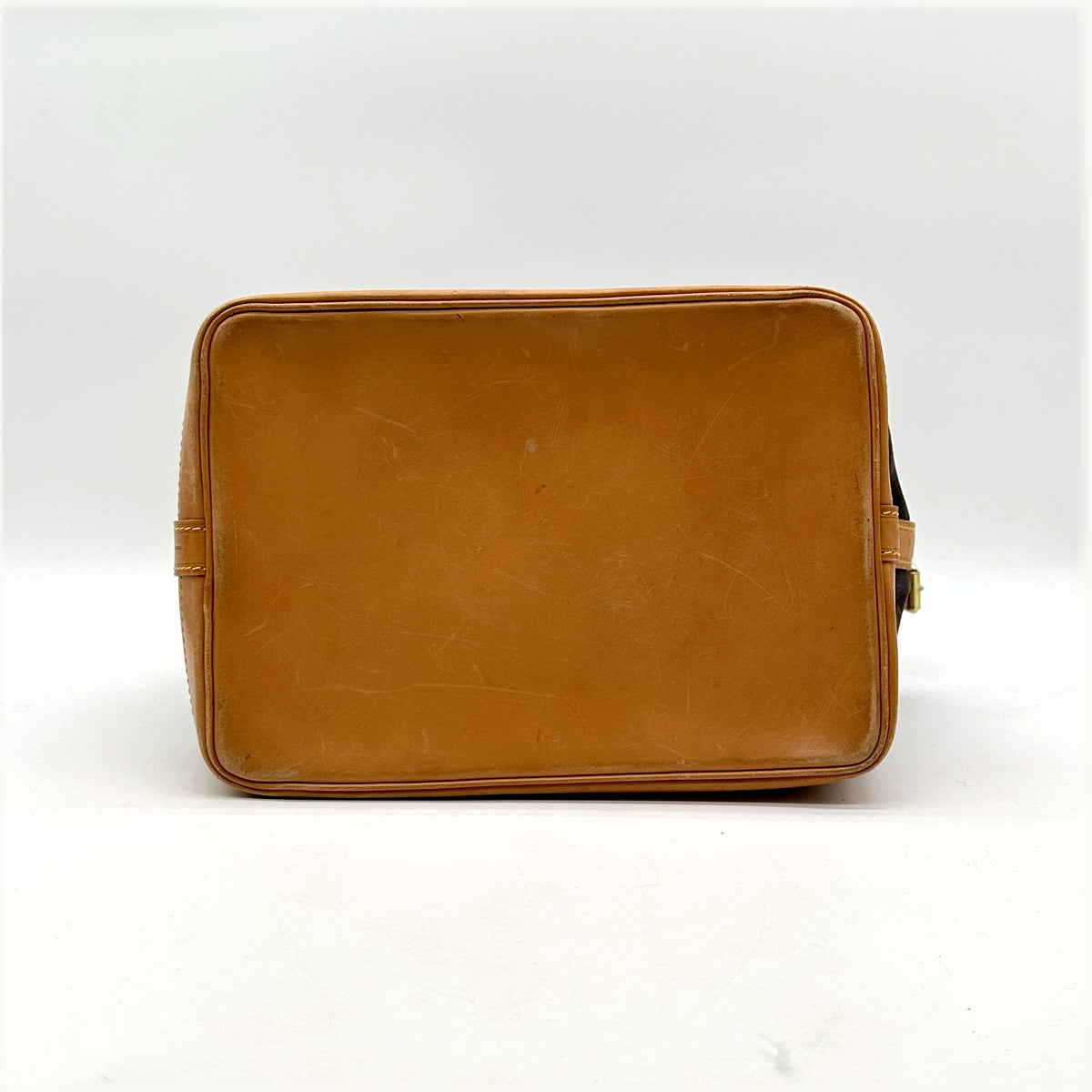 Louis Vuitton Noé Toile Monogram - vue du dessous, fond en cuir naturel