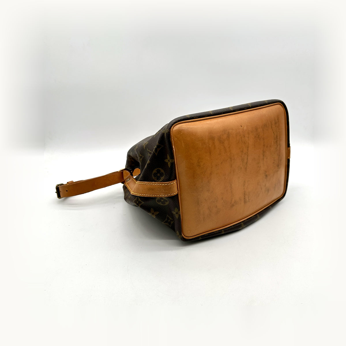 Louis Vuitton Petit Noé Toile Monogram - vue du dessous en angle opposé