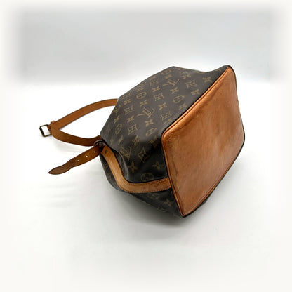 Louis Vuitton Noé Toile Monogram - vue du dessous en angle opposé