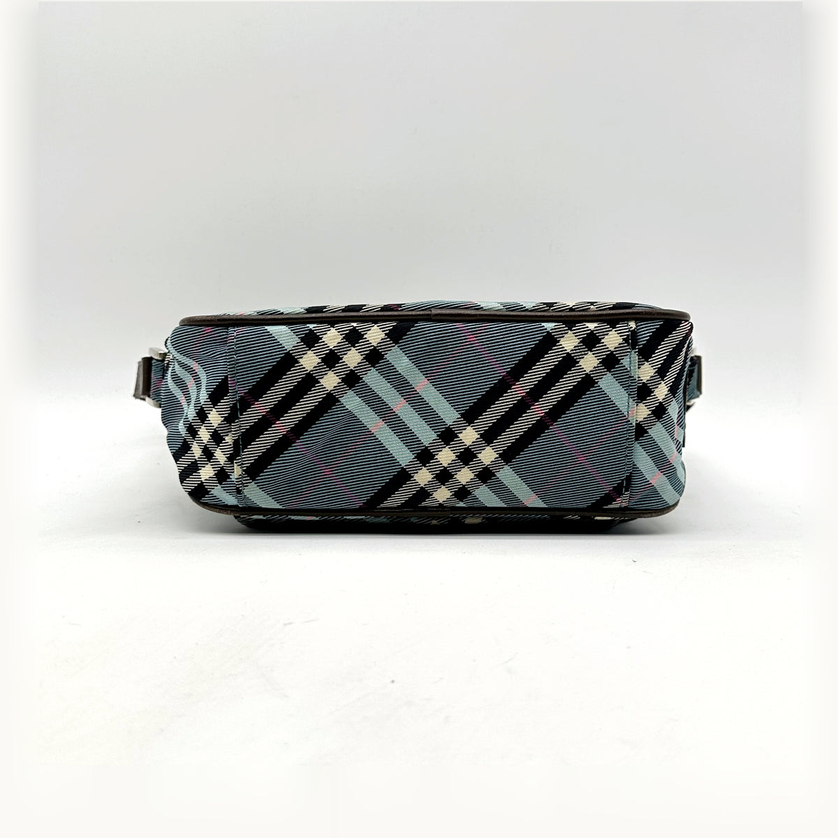 Burberry Sac bandoulière Toile Check Bleue - vue de la tranche, base du sac