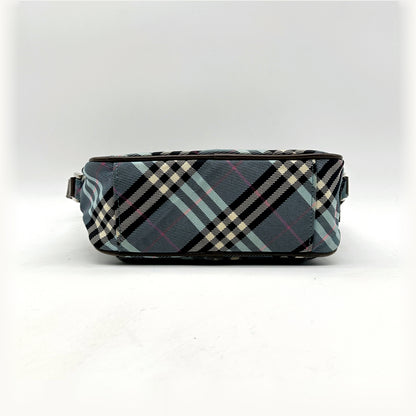 Burberry Sac bandoulière Toile Check Bleue - vue de la tranche, base du sac