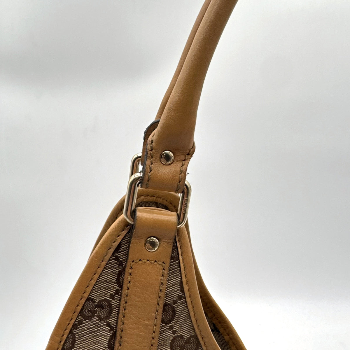 Gucci Jackie Toile GG - détail de l'attache d'anse opposée