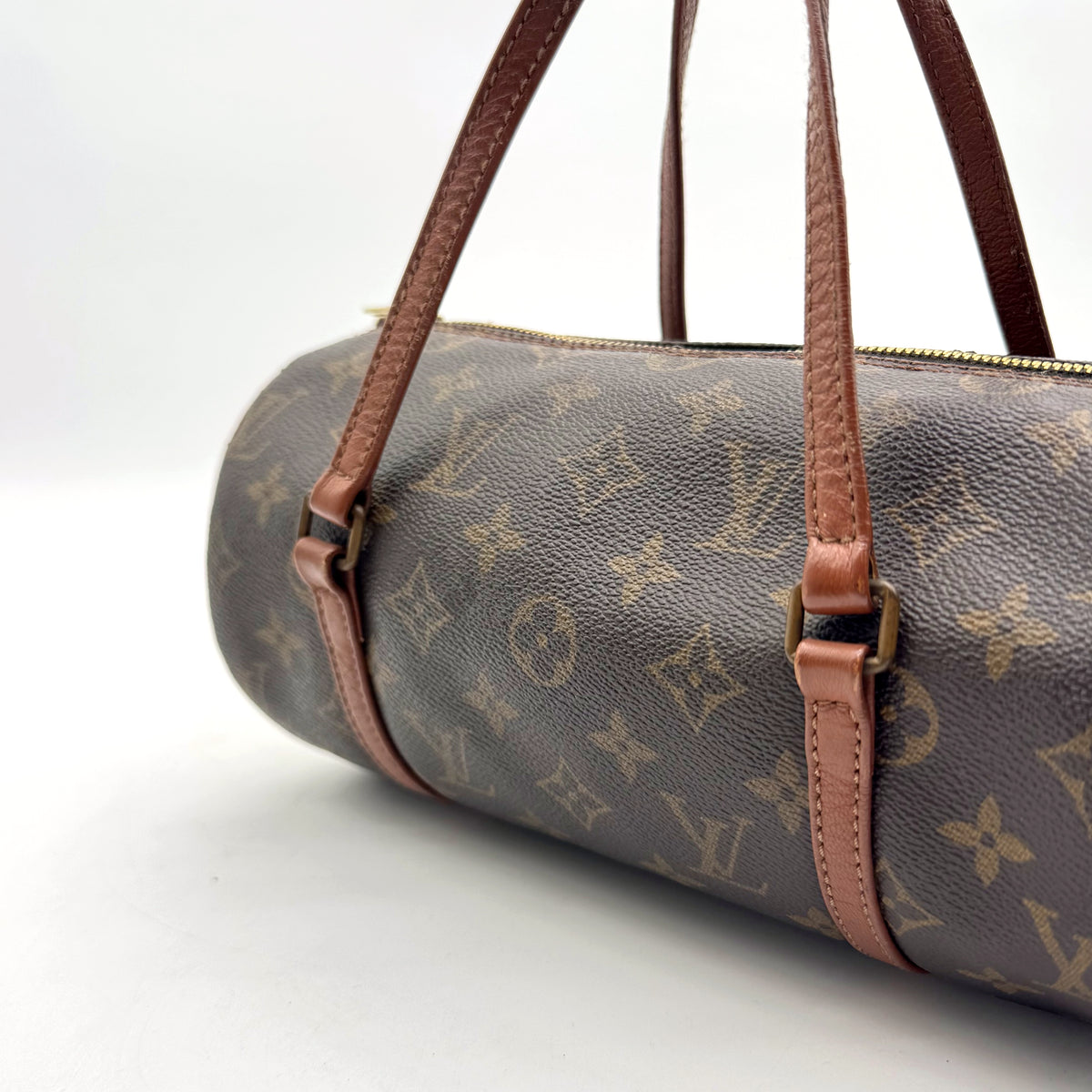 Louis Vuitton Papillon 26 Toile Monogram - détail de l'anse et de son attache